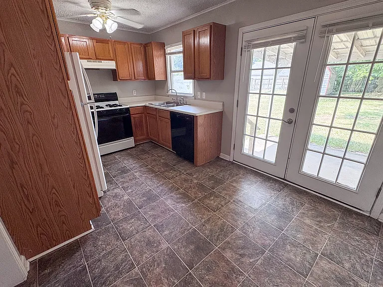 408 Troutt — Photo 7