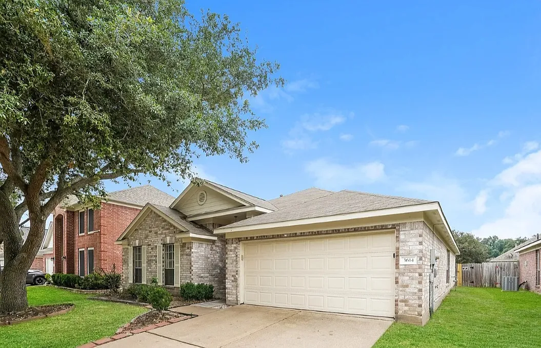 4 bed, 2299 sqft, $2,250 — Photo 2
