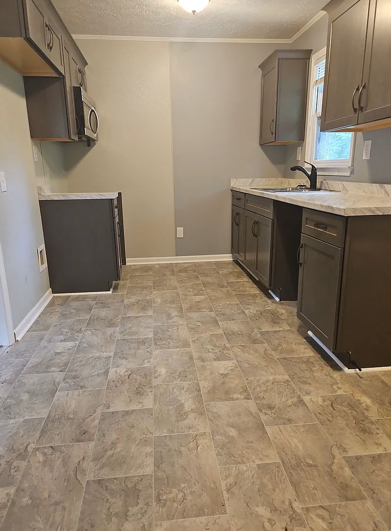 214 High St - Two Weeks Free w/ Same Day Move In — Photo 3