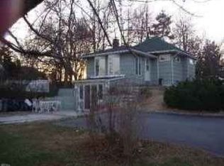 1 Trail Rd, Hampton Bays, NY 11946