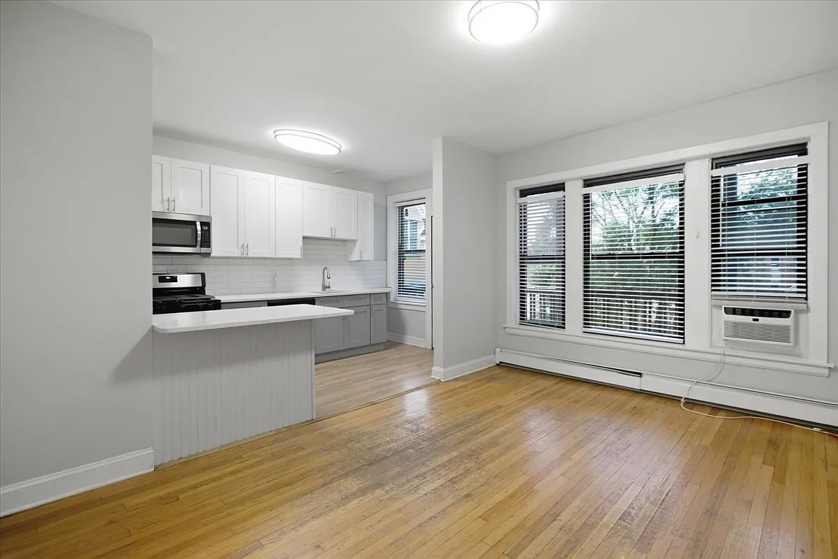 3 bed, 1.0 bath, 935 sqft, $2,395 — Photo 3