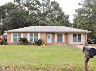 9808 Briarcliff Dr, Moss Point, MS 39562