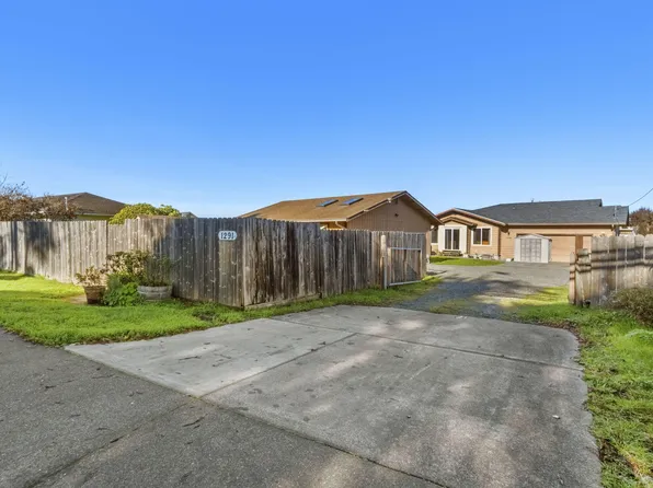 1291 Railroad Dr, McKinleyville, CA 95519