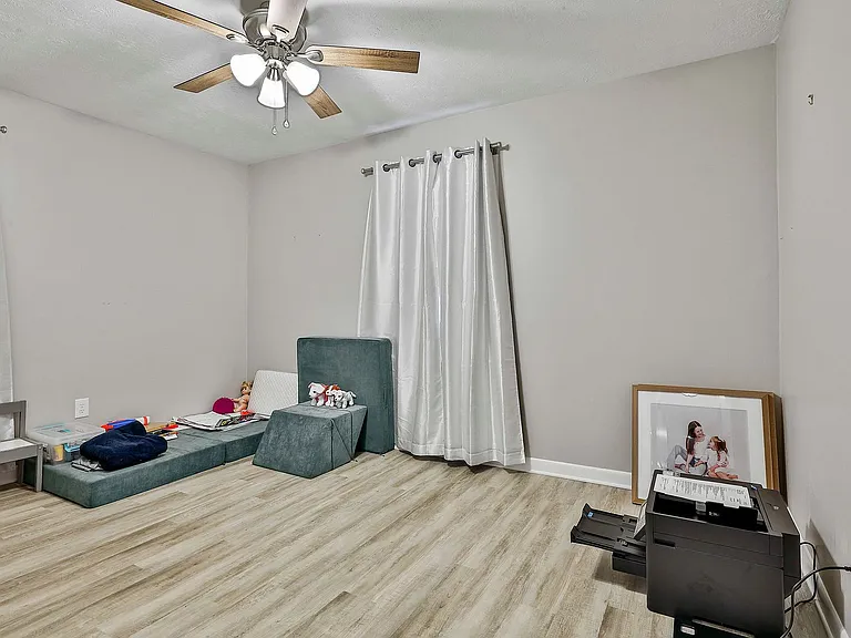104 Laurel Ct — Photo 12