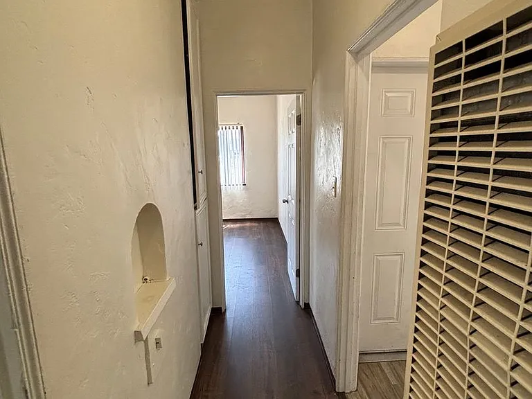 920 Spence St — Photo 6