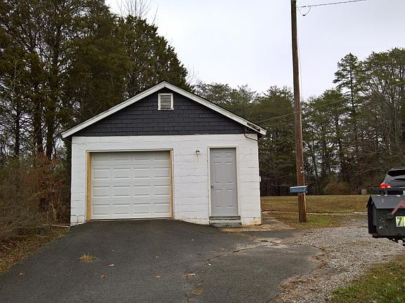 Detached single car garage
