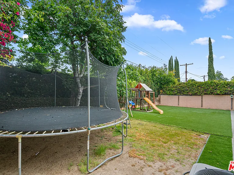 18343 Calvert St — Photo 26