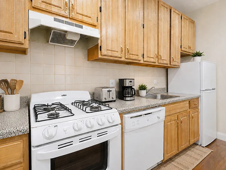 234 E 58th St #20 — Photo 5
