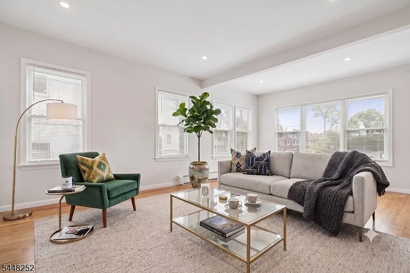 2 bed, 1.0 bath, 1000 sqft, $2,400 — Photo 2