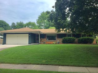 1100 E Roberta Ave, Waukesha, WI 53186