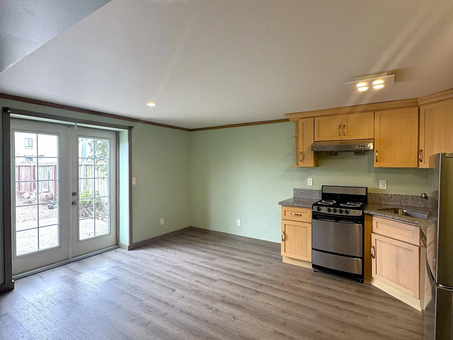 Studio, $2,500 — Photo 1