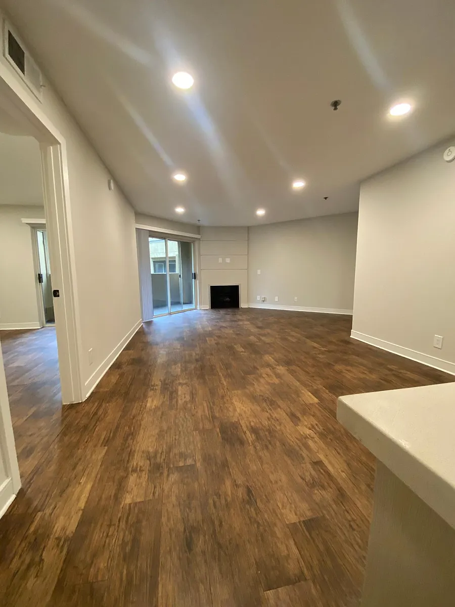 Building Photo - 7661 Beverly Blvd #213