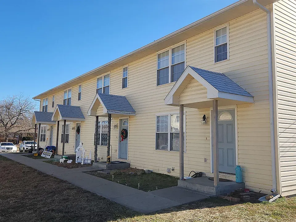 3 bed, 2.5 bath, 1440 sqft, $1,200 — Photo 1