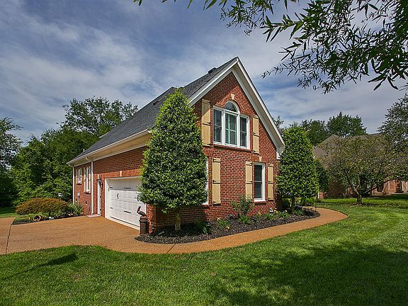 Garage w/newer epoxy floor