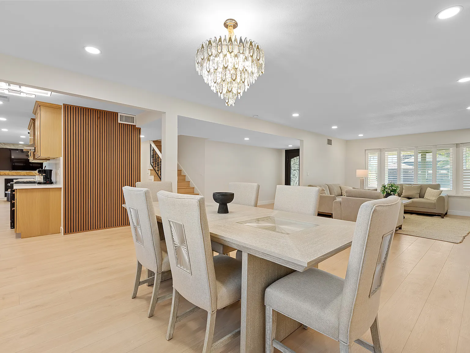9851 Cloverdale Ave — Photo 3