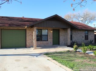 903 Peach St, Floresville, TX 78114