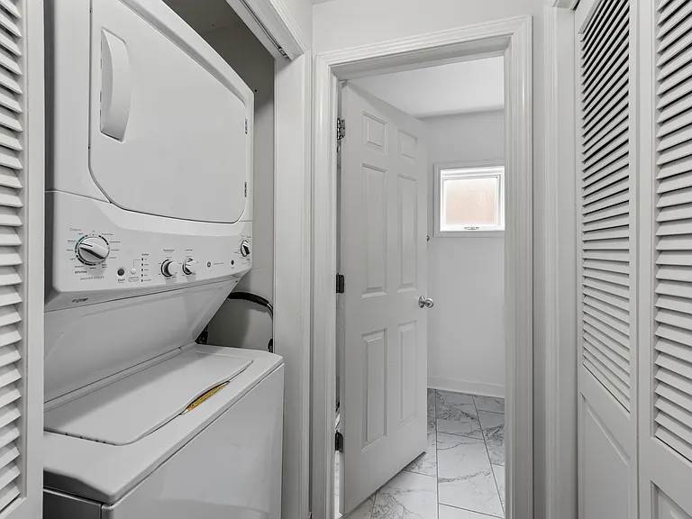 811 W Superior St #4 — Photo 21