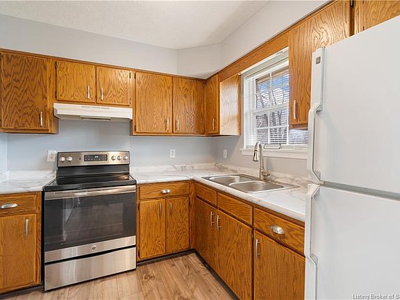 5th image of 805 Charles Douglas St NE