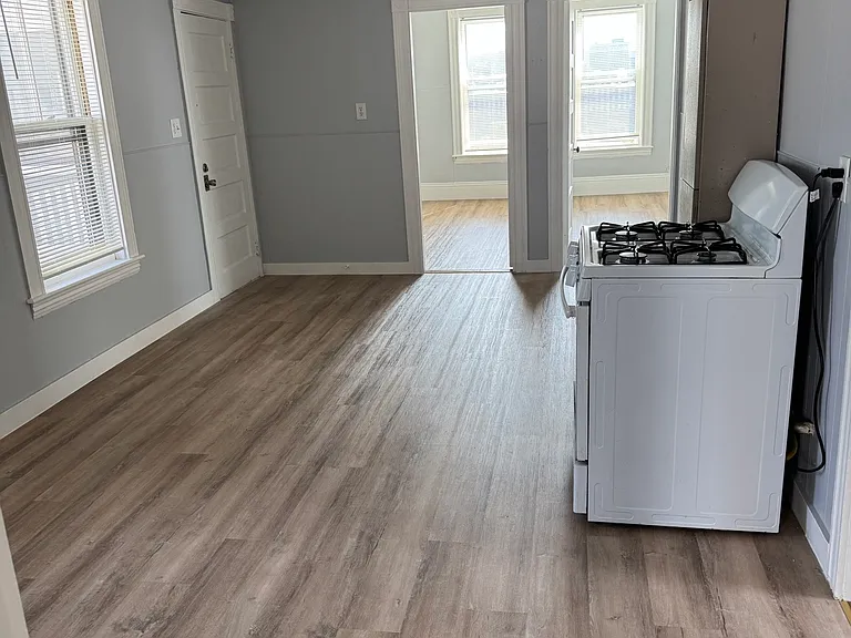 227-233 Notre Dame Ave #227/3 — Photo 3