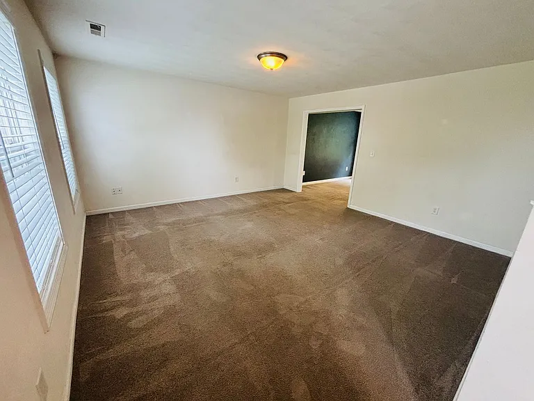 255 Windsor Dr — Photo 2
