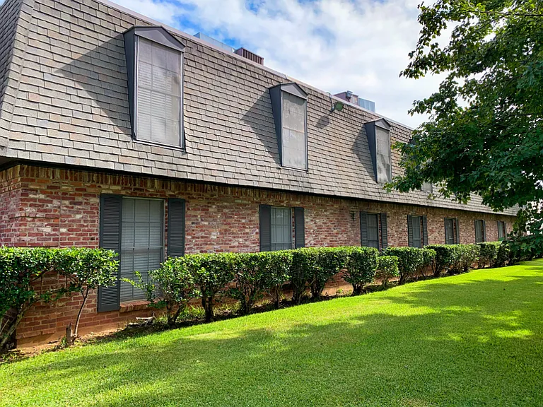Chateau Apartments — Photo 18