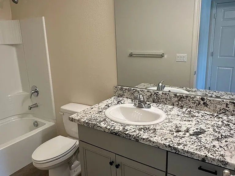 2431 Oakmont Cir — Photo 11