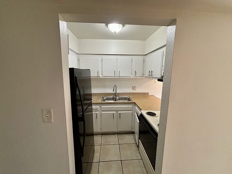 1941 W Morten Ave — Photo 6