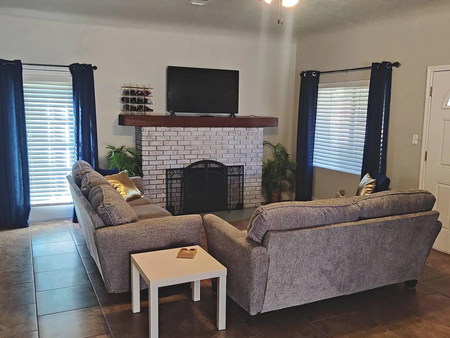 611 S Roselawn Ave — Photo 2
