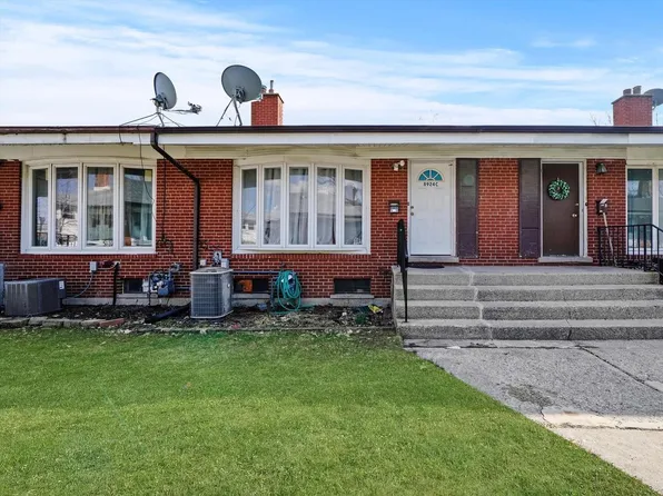 8924 Robin Dr APT C, Des Plaines, IL 60016