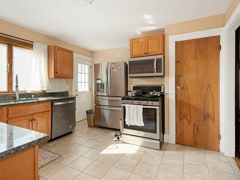 31-33 Underwood Ave #1 — Photo 4