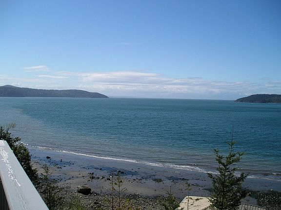 Absolutely Fabulous views to the San Juans, Olympics & watching Boat Traffic!