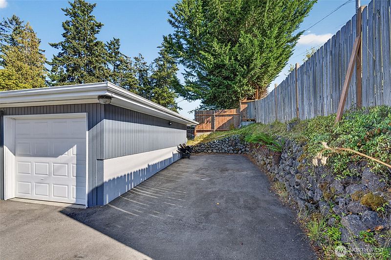 5th image of 1105 S I Street