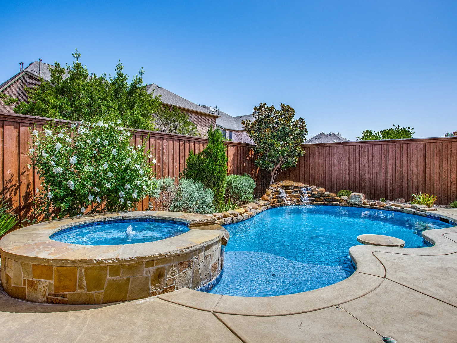 5 bed, 4645 sqft, $4,850 — Photo 2