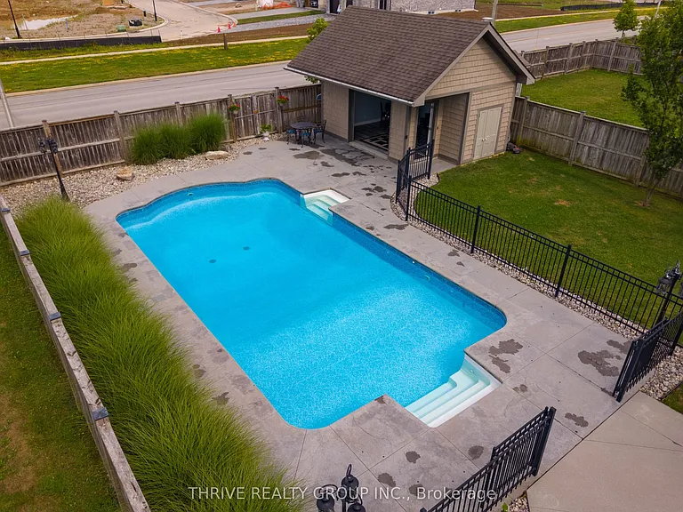 12 Ashwood Cres — Photo 35