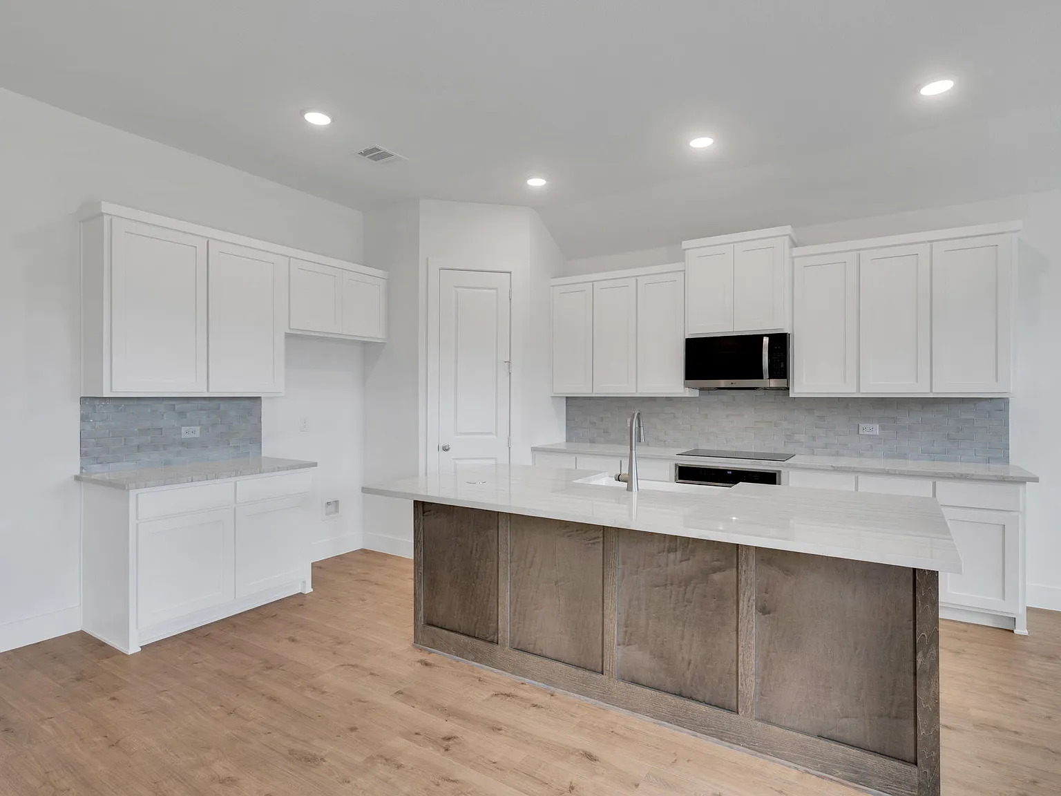 3 bed, 2.5 bath, 2304 sqft, $3,200 — Photo 4