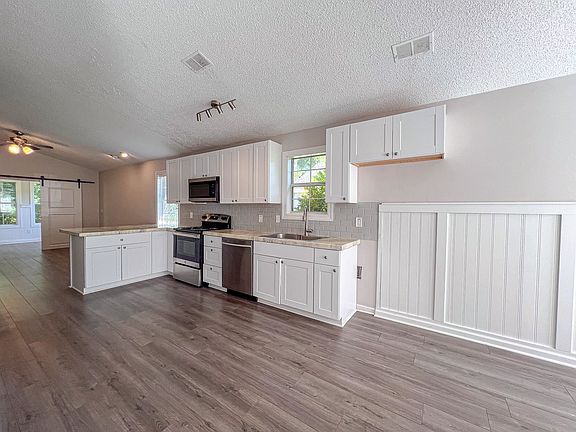 3rd image of 1503 St. George Ln.