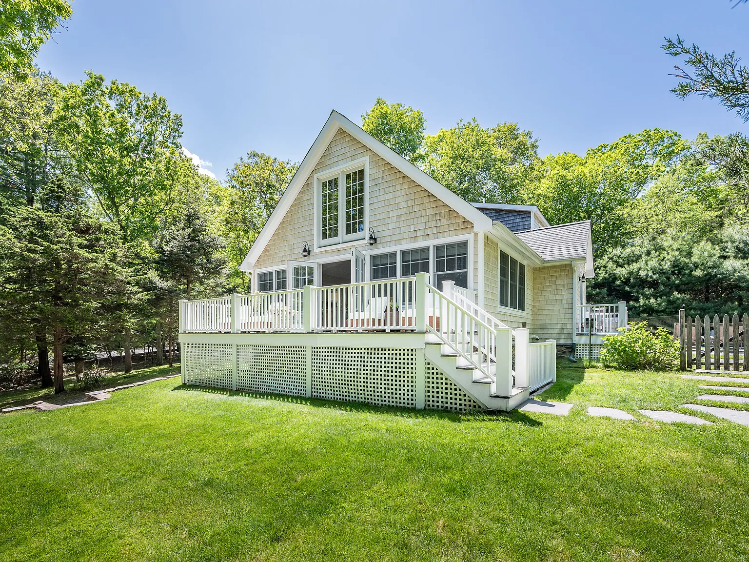 Waterfront Community - Pristine East Hampton by the Bay — Photo 3