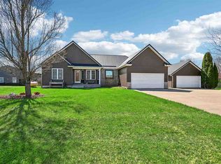 2550 Meadow View Dr, Urbana, IA