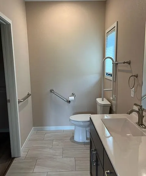825 Bridle Ln — Photo 2