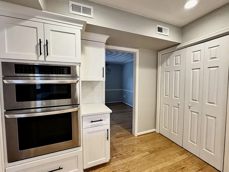 965 Commodore Dr — Photo 9
