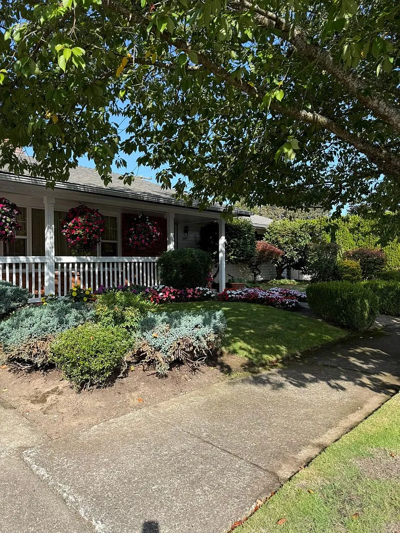 Beautifully Landscaped Single Level House in Well Established NE Salem Neighborhood - Pet Friendly — Photo 3