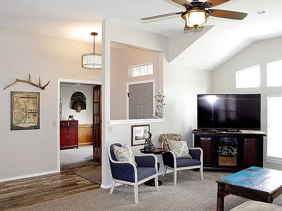 Entry/Office/Living room 