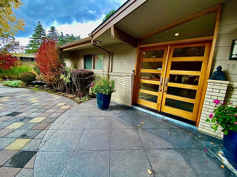 306 E Curling Dr — Photo 1