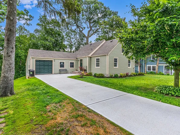 42-25 Orient Ave, Little Neck, NY 11363