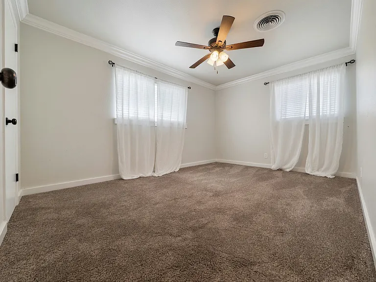 4715 Laura Dr — Photo 8