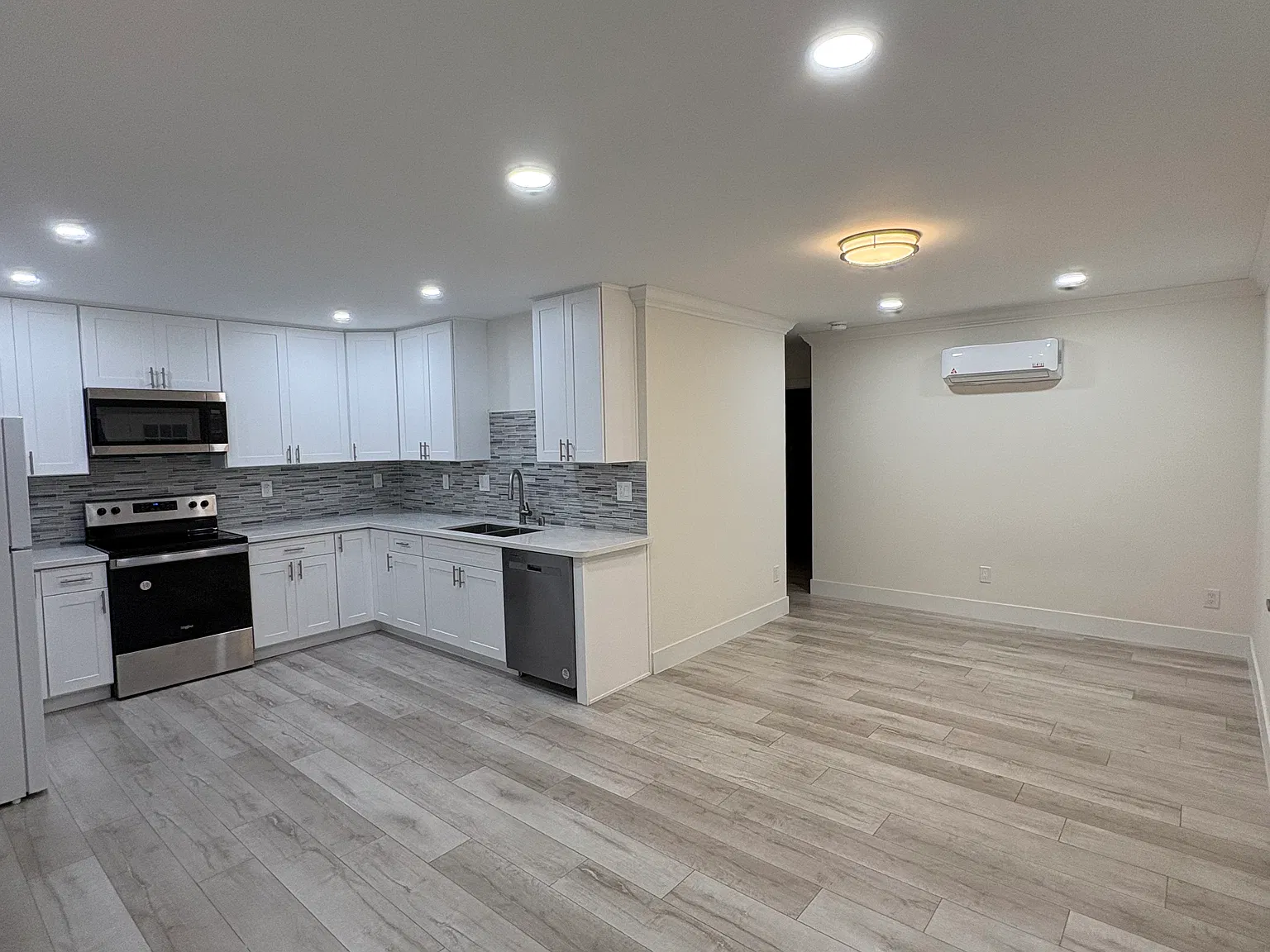 2 bed, 721 sqft, $4,200 — Photo 4