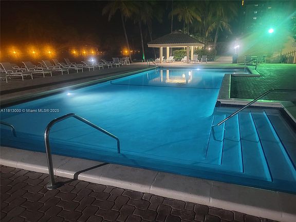 4th image of 2555 Collins Ave #1580