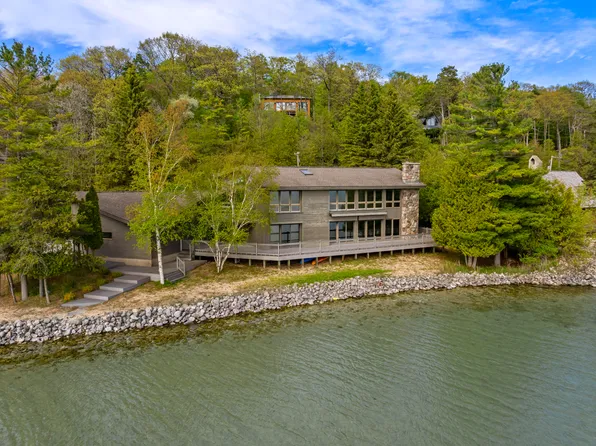 3151 Crystal Dr, Beulah, MI 49617