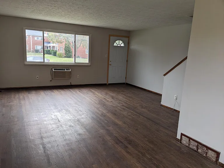 1518 Empire Rd — Photo 4