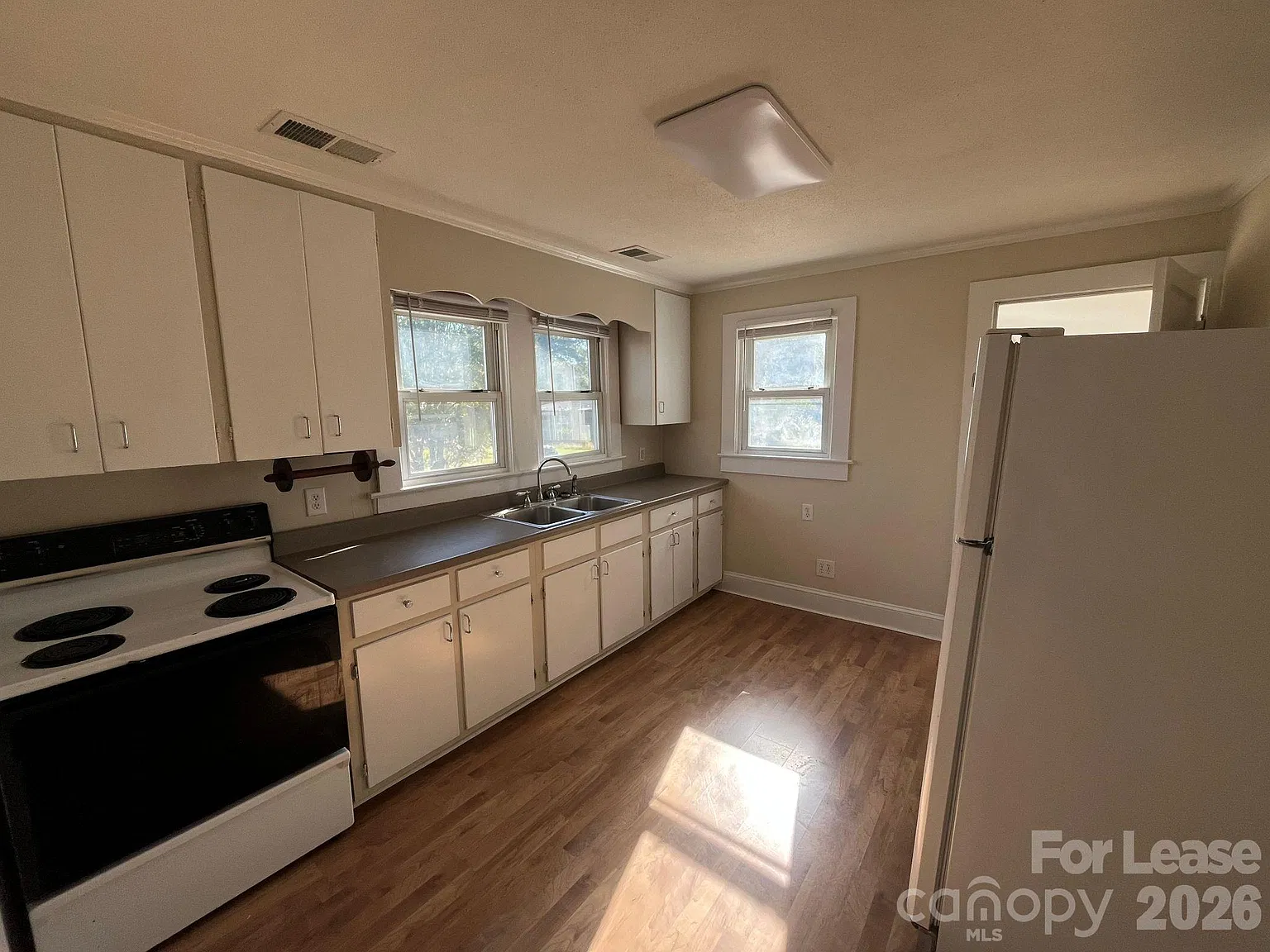 2 bed, 1.0 bath, $1,300 — Photo 4